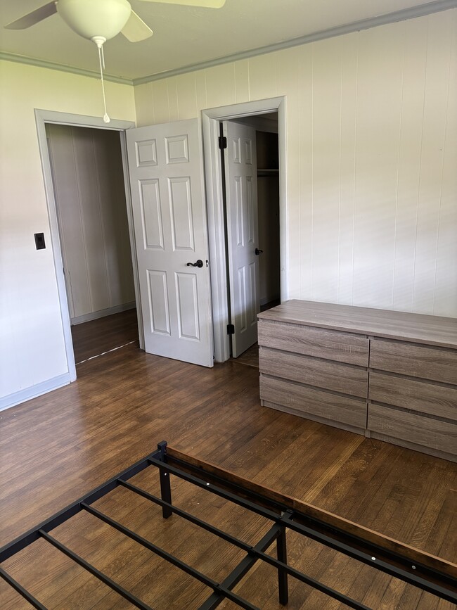 Fully furnished private bedroom near Mississippi State University. Each room includes a full-size be - 905 Louisville St