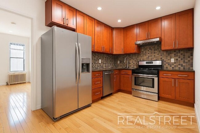 Building Photo - Spacious 2 BR in Heart of Park Slope