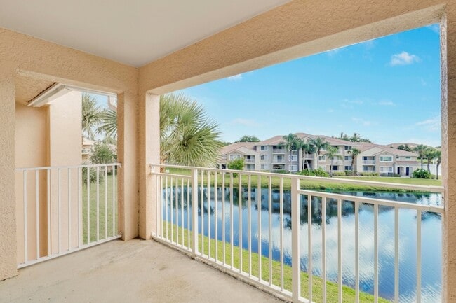 Building Photo - 141 SW Palm Dr Unit 306