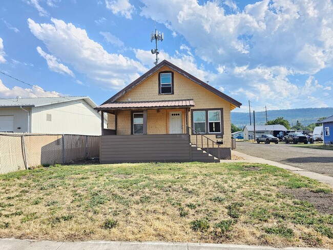 Building Photo - 1802 Cove Ave