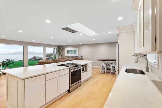 Photo - Spectacular View - 3bd/2ba - Custom Remodel - Group and Pet Friendly