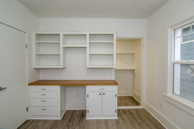 Building Photo - 558 W Fremont St Unit 2