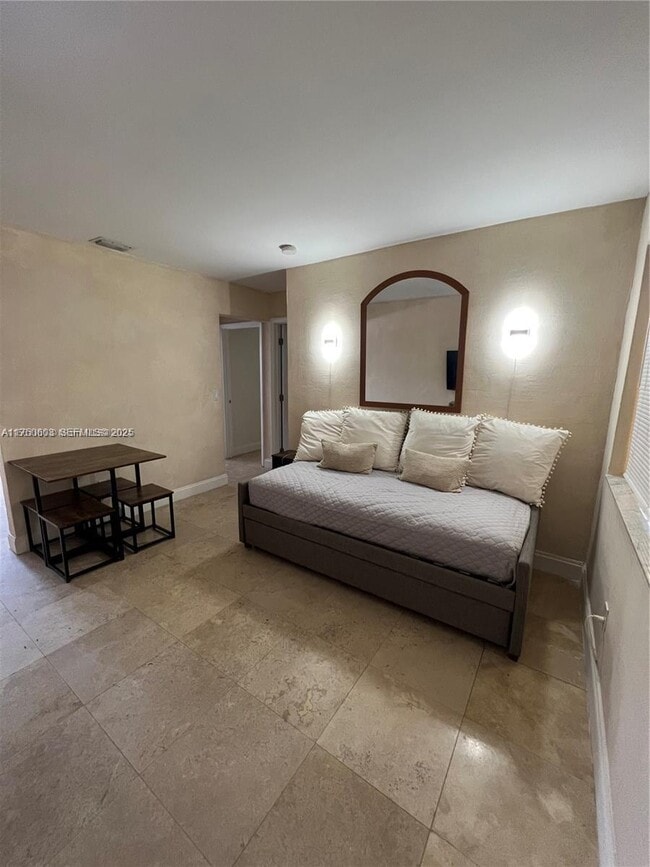 Building Photo - 680 SW 10th St Unit 7