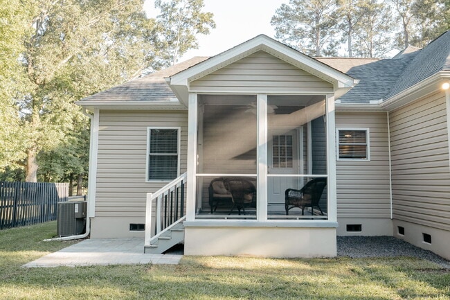 Private 1-bed, 1-bath Unit with screened-in porch