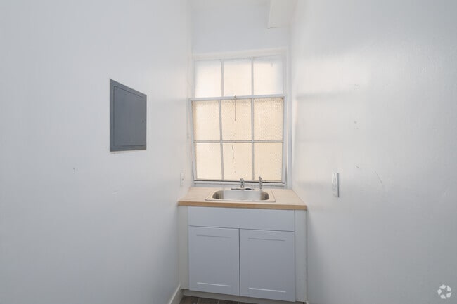 Studio - 700SF
