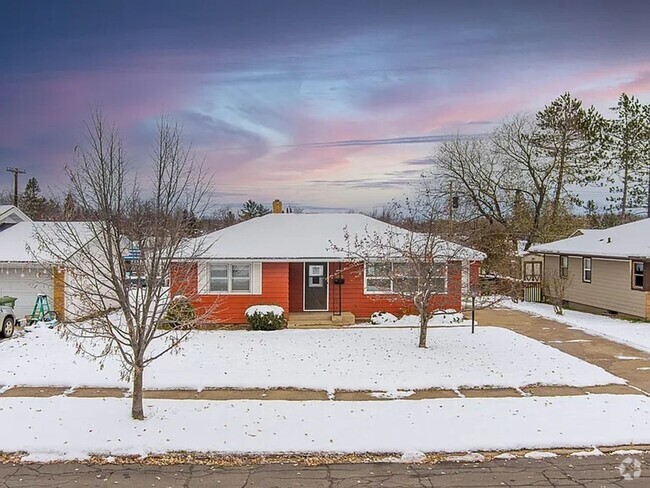 Building Photo - High quality home in Hibbing's coveted Gre...