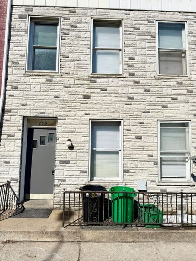 Building Photo - 745 E Market St Unit 1