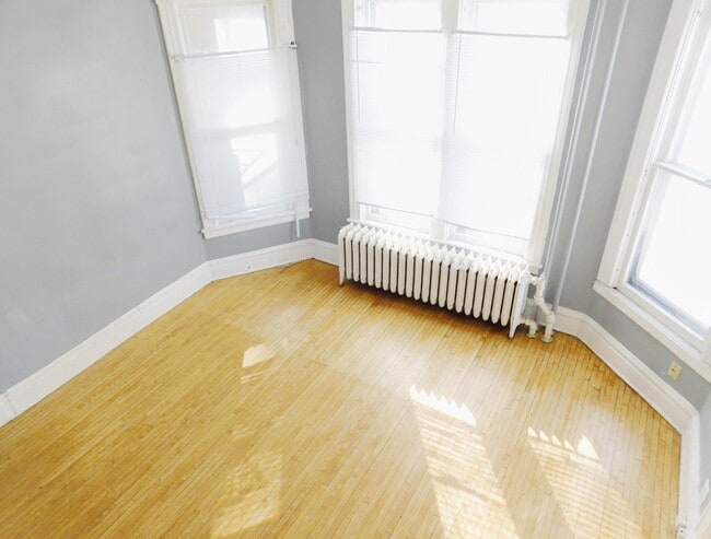 Photo - 134 Cook Ave E