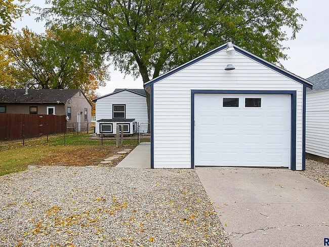 Photo - 705 N Highland Ave