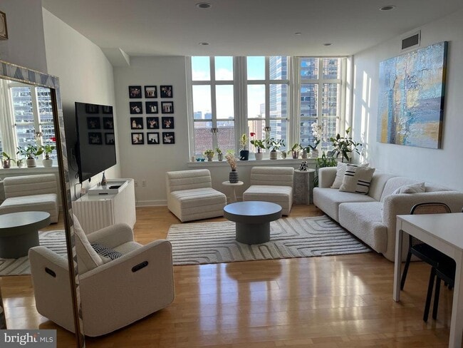 Photo - 111 S 15th St Unidad 2312