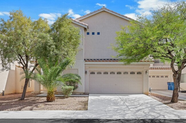 Building Photo - Gorgeous home with new flooring throughout and a Community Pool!