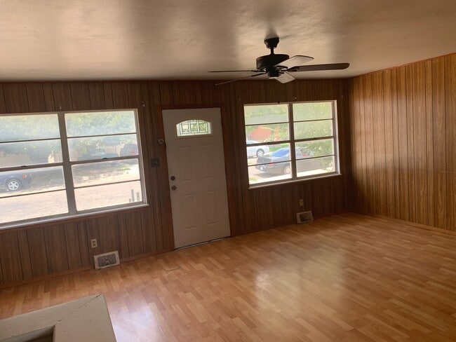 Photo - Large 5 bedrooms 2 bathroom Home!!!