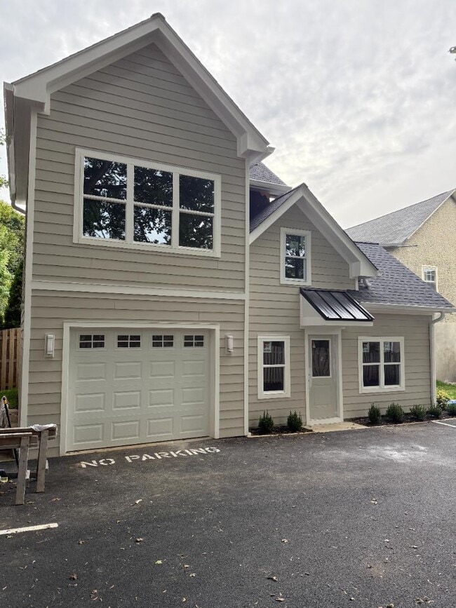 Photo - 222 E King St