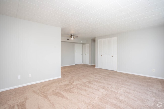 1BR, 1BA - 748SF- Living Room/Dining Room