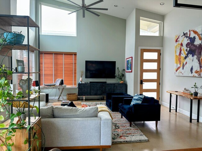 Living room - 1907 Greenwood Ave Unit 3B