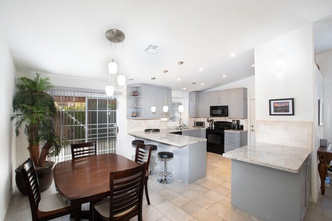 51880 Avenida Madero