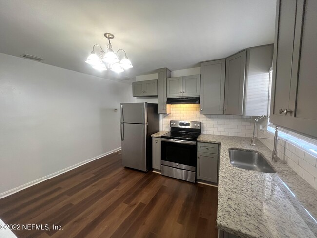 Photo - 2555 Myra St