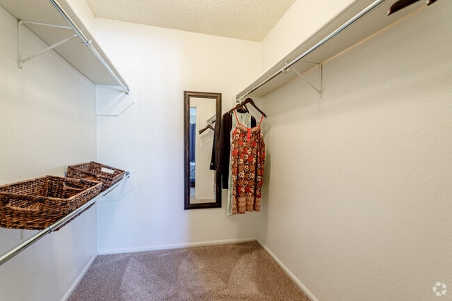 1BR, 1BA - 620 SF - Country Club West