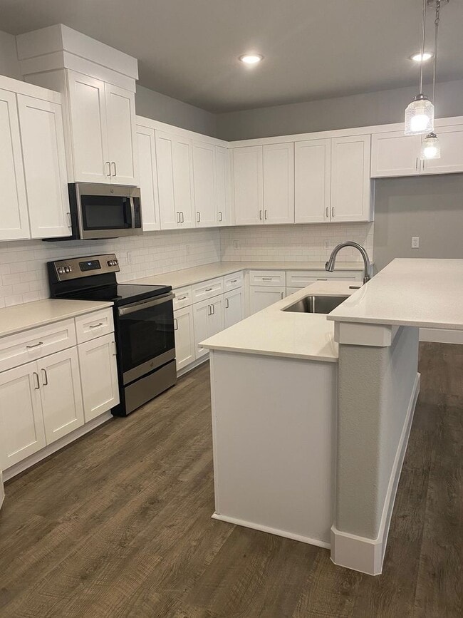 Photo - 3/2/2 FIREPLACE - NEW FLOORING + NEW PAINT