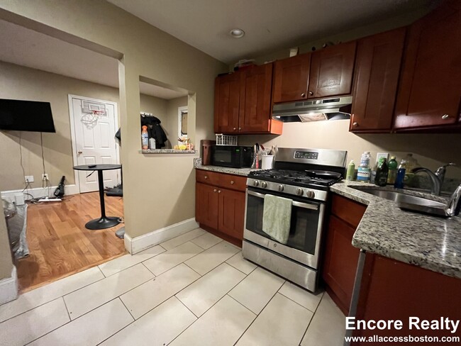 Building Photo - 36 Euston St Unit 12-1