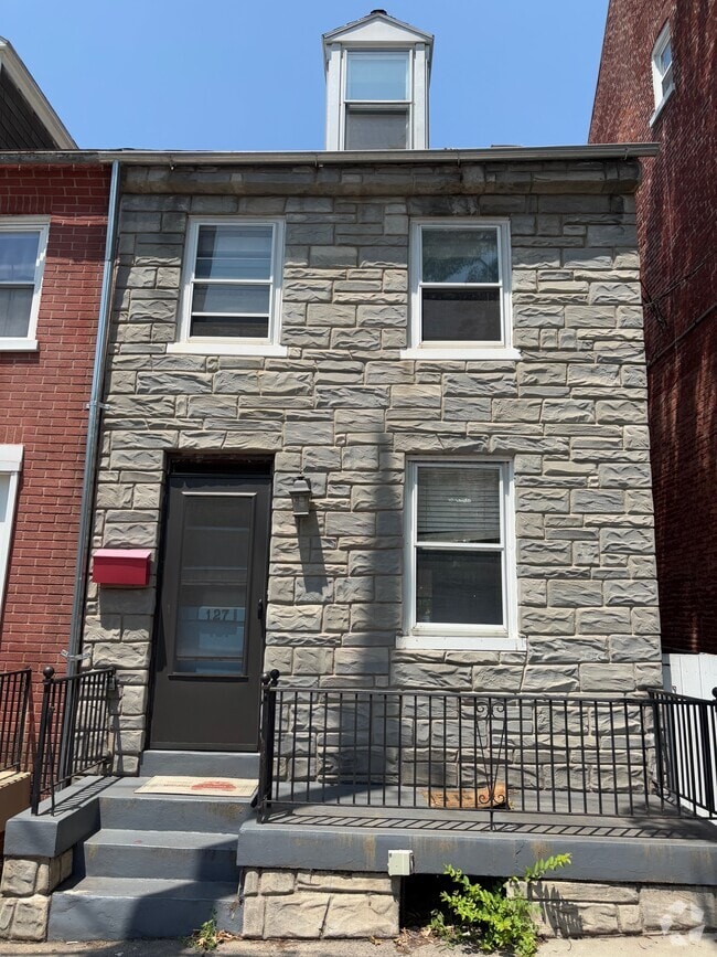Building Photo - 127 E Vine St Rental