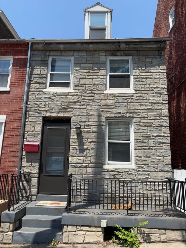 Photo - 127 E Vine St House