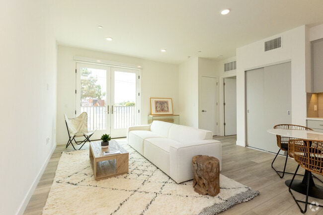1BR, 1BA - 740SF