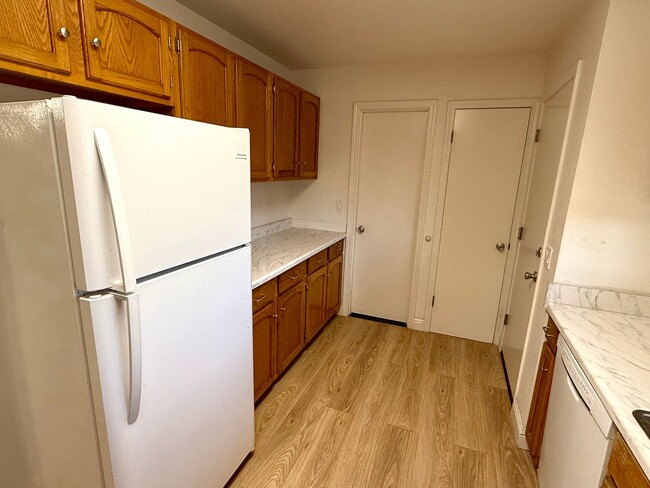 Photo - One level duplex in Windsor with 1 Car Garage, Cats Ok!