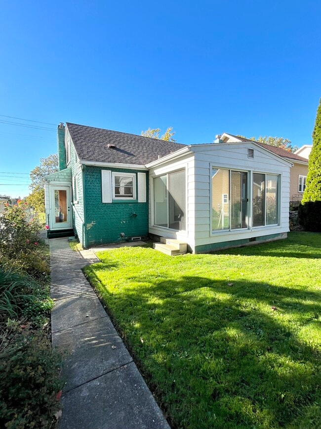 Photo - 706 Grand Ave NE