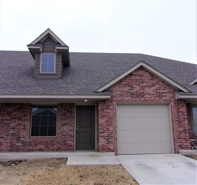 Building Photo - 2 Bed 1 Bath 1 Car Garage Townhome in Del City