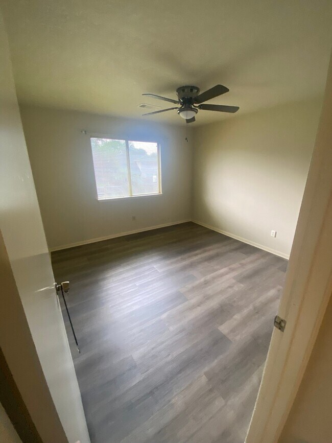 Photo - 8915 Weyburn Grove Dr