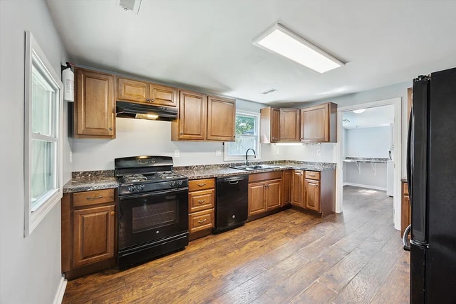 Photo - 330 Richmond Ave