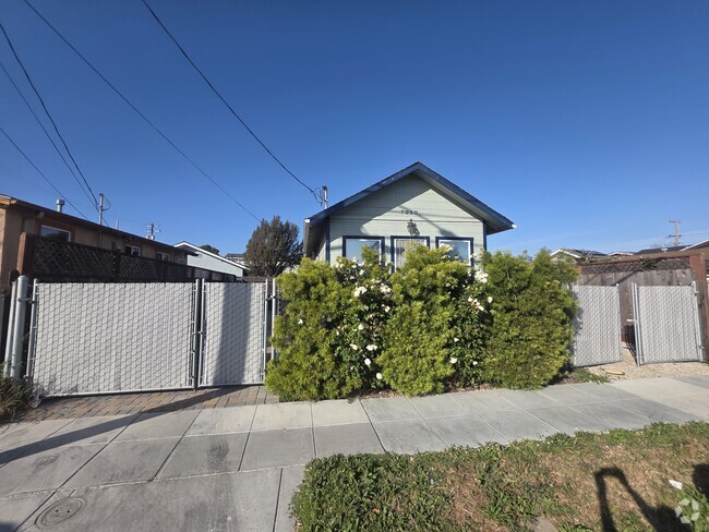 Building Photo - 7010 Rudsdale St Rental