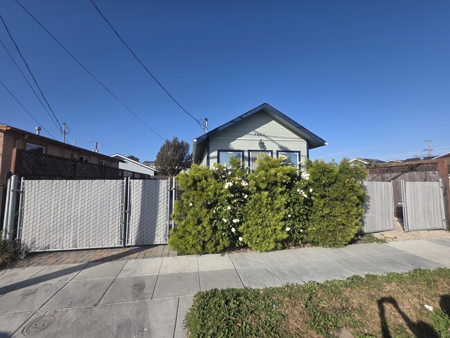 1. Front - 7010 Rudsdale St Casa