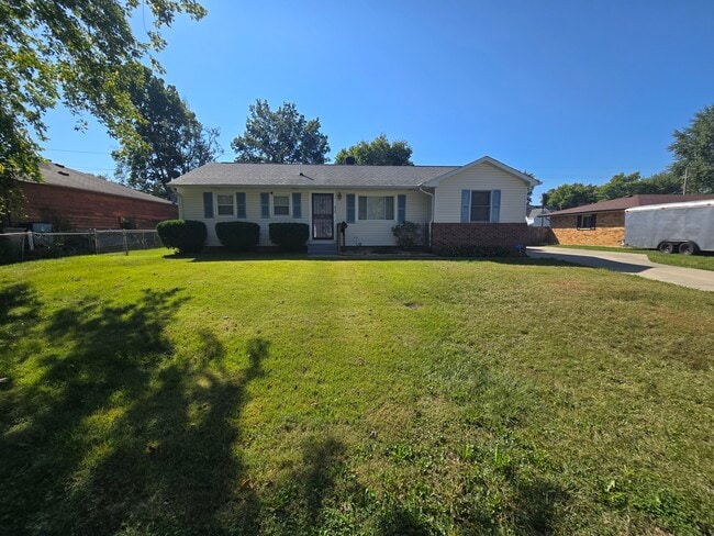 Building Photo - 835 E Edwards Ave