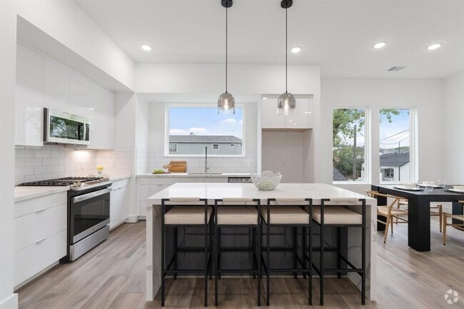 Building Photo - 216 E 31st 1/2 St Rental