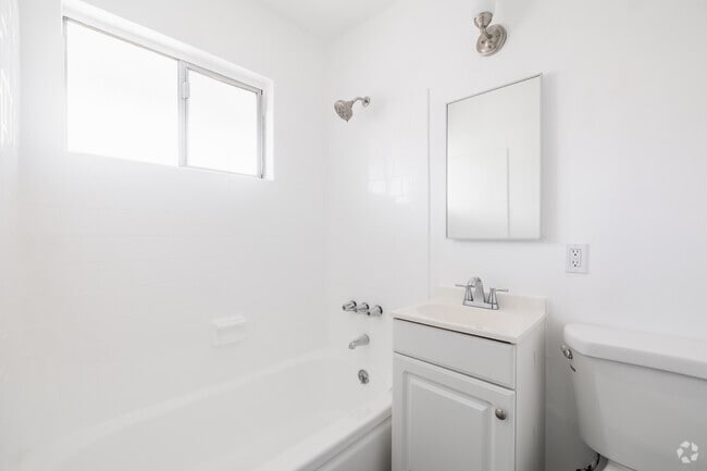 1BR, 1BA - 550SF - Bathroom
