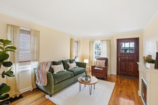 Photo - 2695 Bellwood Ave