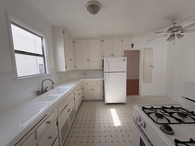 Building Photo - 820 N Edinburgh Ave