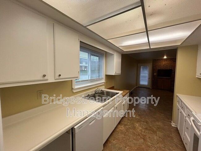 Photo - 951 Taylorsview Dr