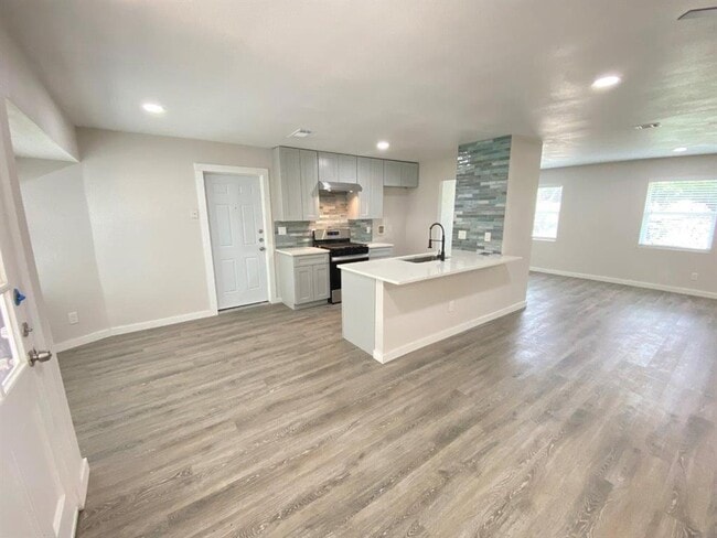 Photo - 9605 Newfoundland Cir