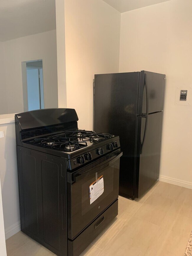 Photo - 10min drive to the beach, Santa Monica Collage, Close to famous Restaurants Unit 1724 Colby Ave #10 ACTIVE