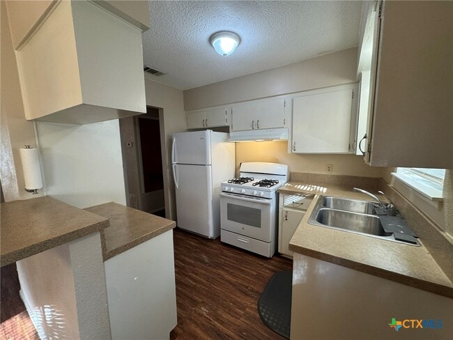 Photo - 815 Burges St