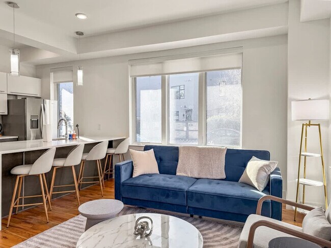 Photo - 236 W Thompson St Unit ID1055769P