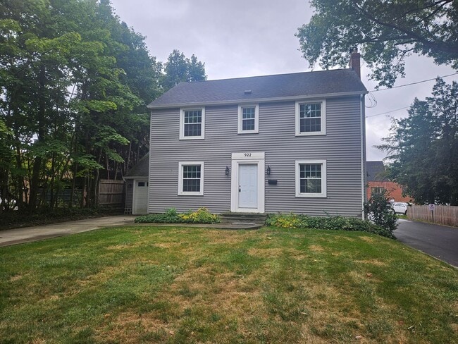 Building Photo - Kent 4 bedroom 1.5 bath house for rent
