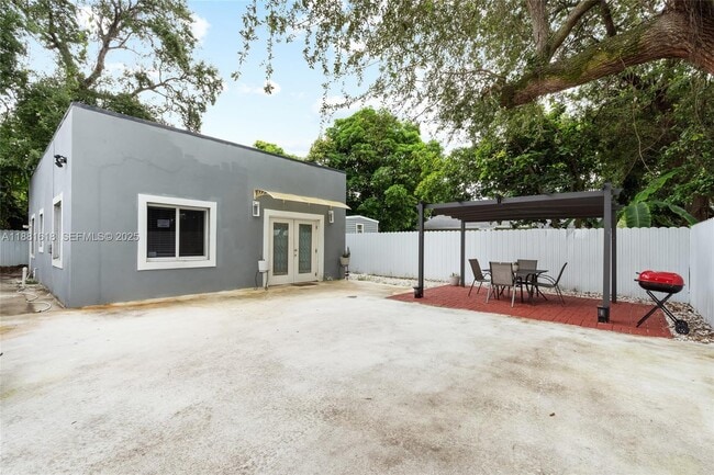 Building Photo - 1850 NW 92nd St Unit C