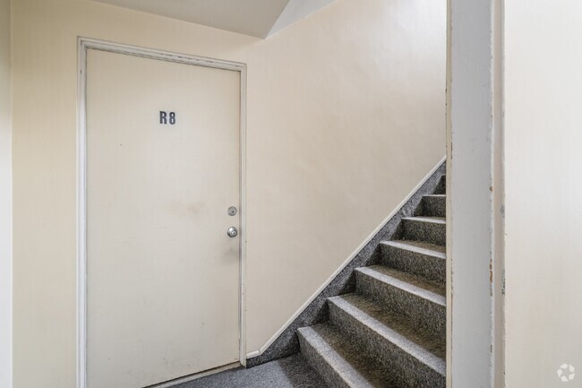 Building Photo - Cozy 1-Bedroom Apartment in Midland $650 p... Unit R 8