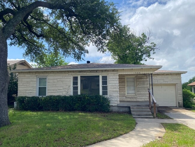 Building Photo - 2 BEDROOM NEAR SCOTT & WHITE