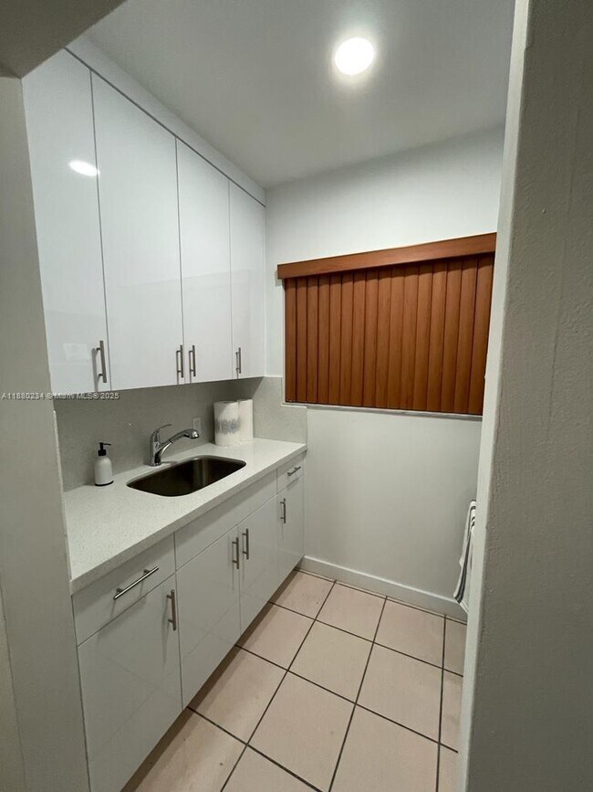 Photo - 345 Collins Ave Unit 4