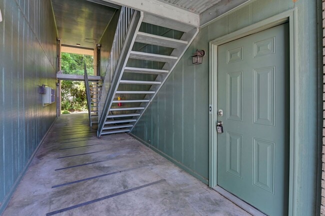 Photo - Walkable Downtown Lexington Living in Shadow Moss | Ground-Floor 2BR Retreat - Water sewer & tras...